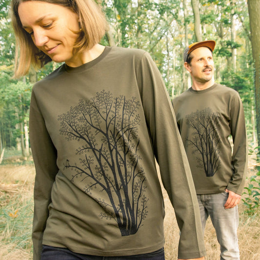 Langarmshirt Baum Motiv im khaki Unisex-Schnitt für Damen und Herren. Eine Frau und ein Mann präsentieren das große, detailreiche Erlenbaum-Design als hochwertigen Frontprint von vorne.
