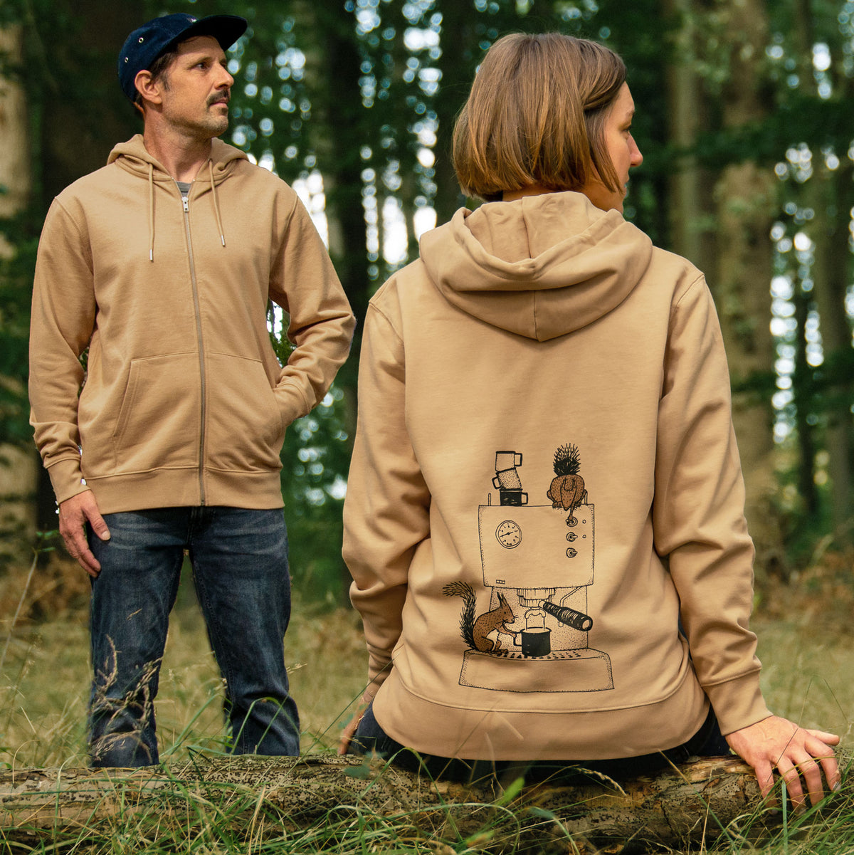 Frau und Mann im Wald mit lattefarbenen Kaffee Pullovern und Eichhörnchen Backprint.