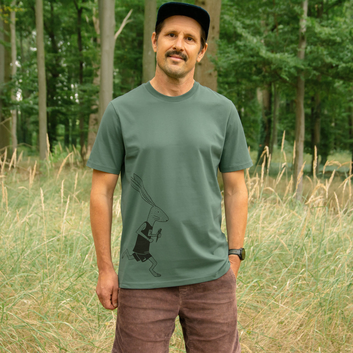 T-Shirt mit Laufhase: Mann mit Laufhasen T-Shirt, großer Laufhase vorne unten links auf dem Shirt.