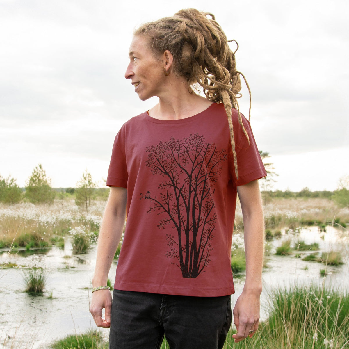 Baum T-Shirt Damen in Burgundy mit großem Baum-Motiv und kleiner Elster