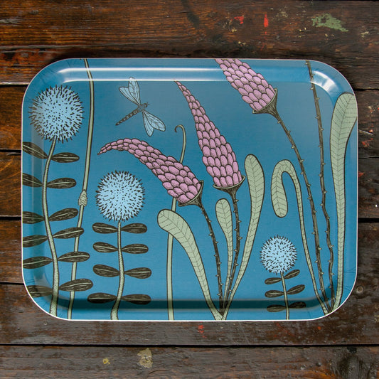 Nordisches Design Serviertablett groß und rechteckig in Dunkelblau. Handgefertigtes Holztablett aus Birkenfurnier mit einer märchenhaften Blumenwiese-Illustration und Libelle. Stilvolles Wohnaccessoire von unserem deutsch-schwedischen Label.