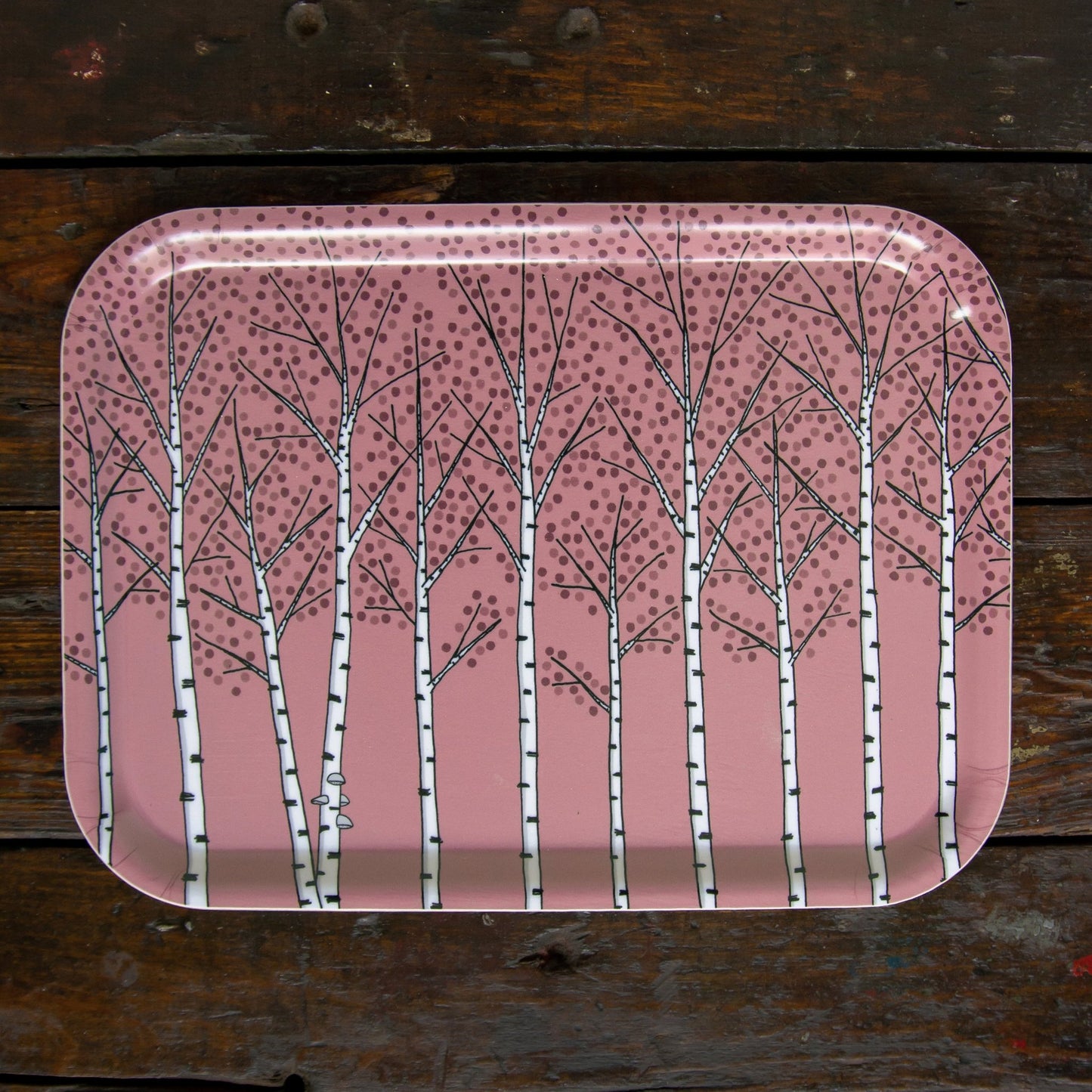 Nordisches Design Serviertablett in Altrosa mit Pflanzen-Motiv. Handgefertigtes rechteckiges Holztablett aus Birkenfurnier im botanischen Natur-Look. Stilvolles Wohnaccessoire von unserem deutsch-schwedischen Label.