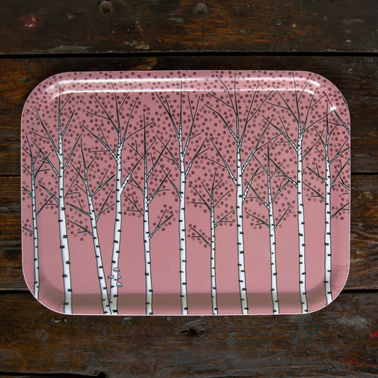 Nordisches Design Serviertablett in Altrosa mit Pflanzen-Motiv. Handgefertigtes rechteckiges Holztablett aus Birkenfurnier im botanischen Natur-Look. Stilvolles Wohnaccessoire von unserem deutsch-schwedischen Label.