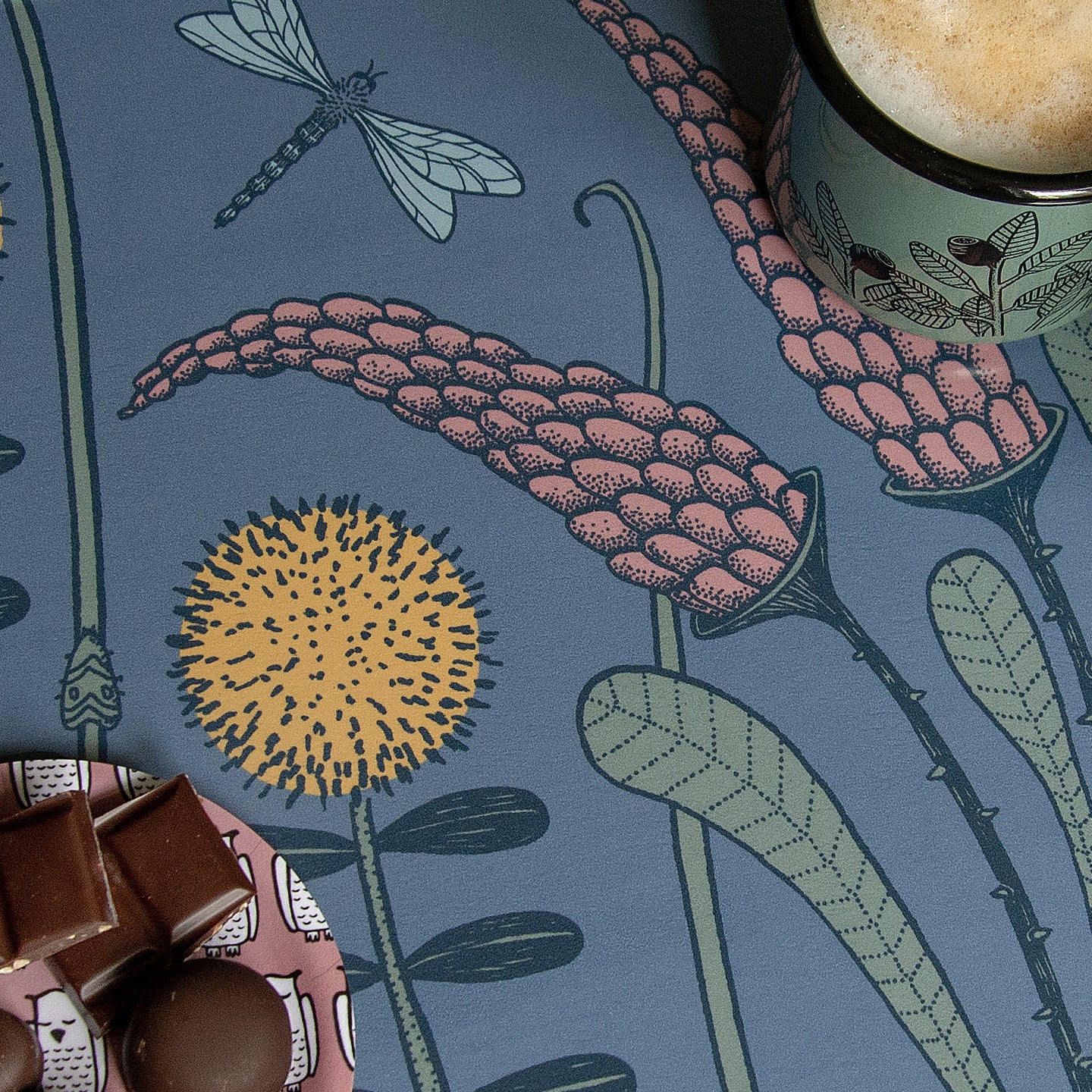 Nahaufnahme von einem bunten Wiesenblumen-Design auf einem großen Serviertablett. Detailansicht der feinen Fantasieblumen im Scandi-Style auf wasserunempfindlicher Beschichtung von der Insel Öland.