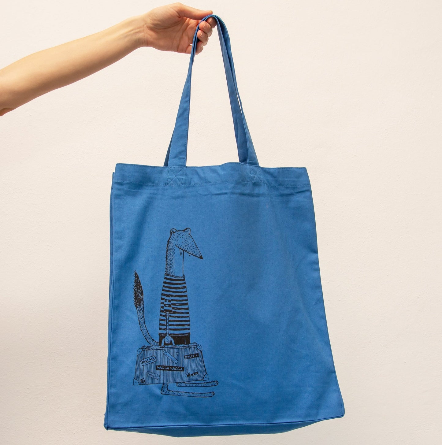 Wiesel Jutebeutel in Mindful Blue als originelle Geschenkidee für Reise-Fans. Nachhaltige blau-graue Tote Bag aus Bio-Baumwolle mit dem lustigen Koffer-Motiv.

