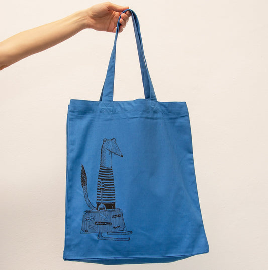 Wiesel Jutebeutel in Mindful Blue als originelle Geschenkidee für Reise-Fans. Nachhaltige blau-graue Tote Bag aus Bio-Baumwolle mit dem lustigen Koffer-Motiv.
