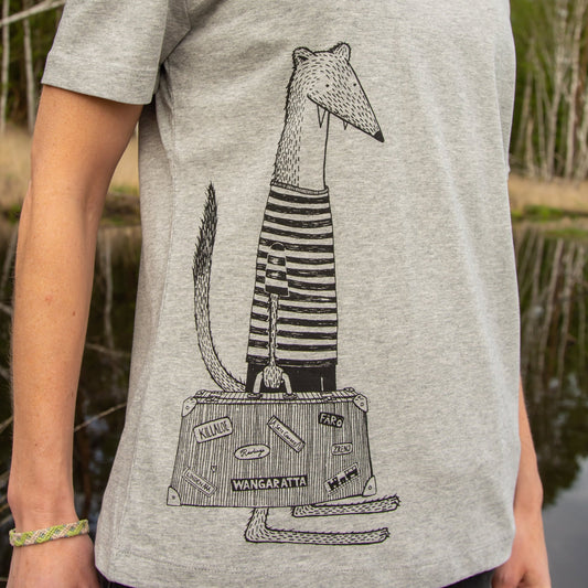 Wiesel Tshirt Grafik-Design mit Reisekoffer in der Nahaufnahme. Detailansicht des kunstvollen Siebdruck-Motivs auf dem grau melierten Bio-Stoff, handbedruckt im eigenen Atelier in Hannover.
