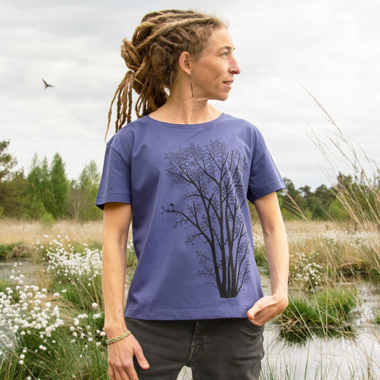 T-Shirt Baum Motiv für Damen im sanften Farbton Dusk oder blau. Die klassische Vorderansicht zeigt das große, detailreiche Erlenbaum-Design als hochwertigen Frontprint auf dem Bio-Shirt.
