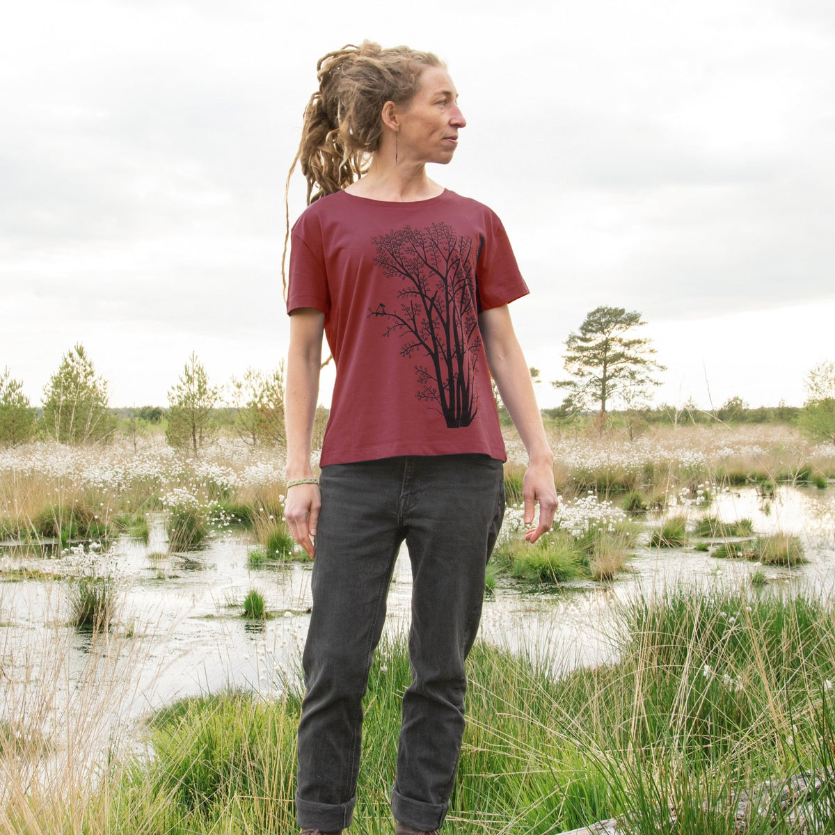 Damen T-Shirt mit Baum-Motiv und Elster aus Bio-Baumwolle