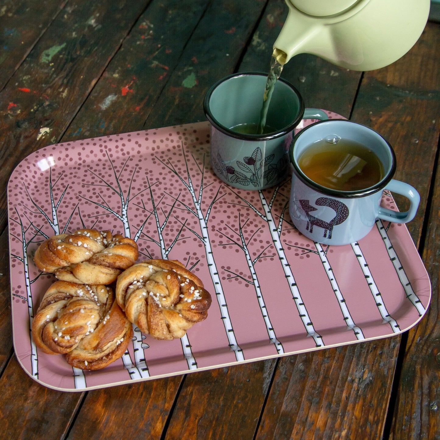 Serviertablett im Scandi-Style aus echtem Birkenfurnier in Altrosa. Kaffee-Tablett aus schwedischer Produktion, angerichtet für zwei Personen mit zwei Tassen Kaffee und frischen Zimtschnecken.
