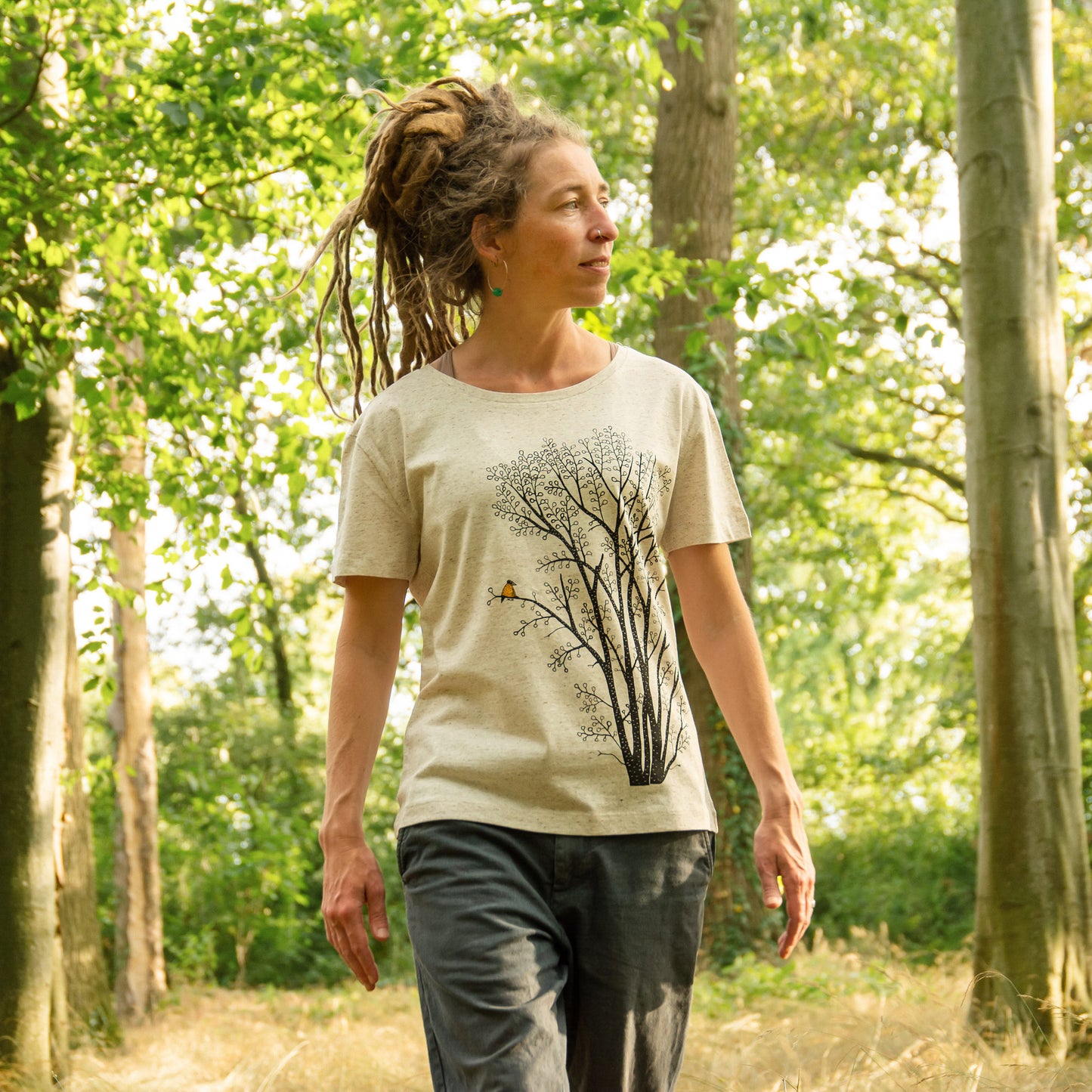 Damen Bio-T-Shirt mit großem Baum-Motiv, Erle und Elster, Frau spaziert im Wald