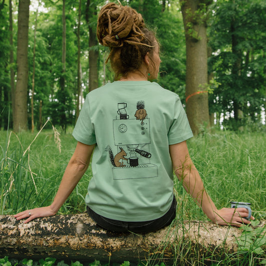 Damen Eichhörnchen T-Shirt mit Kaffee-Motiv – Frau trägt Bio T-Shirt vor einer Bäckerei