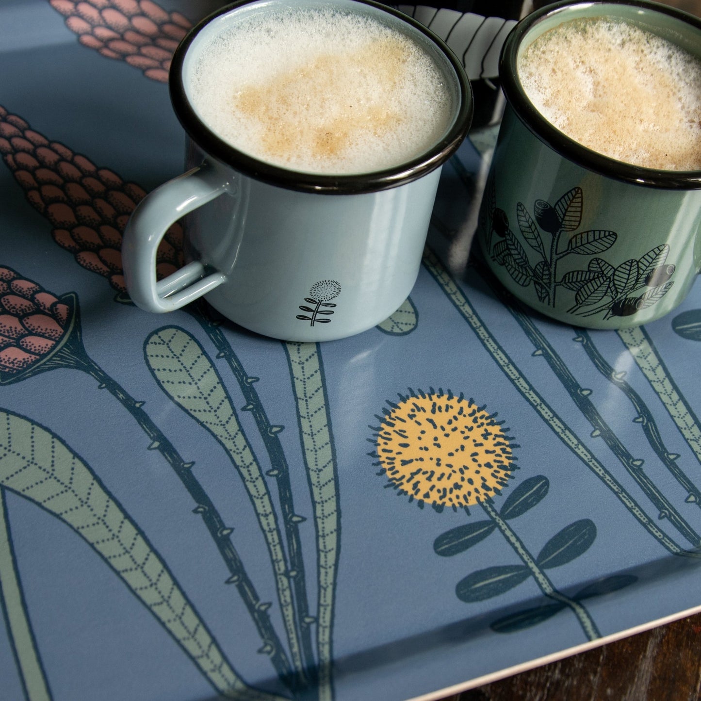 Deko-Tablett aus Holz mit Blumenwiese und Cmig Emaille-Tassen. Farbenfrohes Frühstückstablett mit floralem Muster, perfekt dekoriert mit unseren handillustrierten Emaille-Bechern für Naturliebhaber.