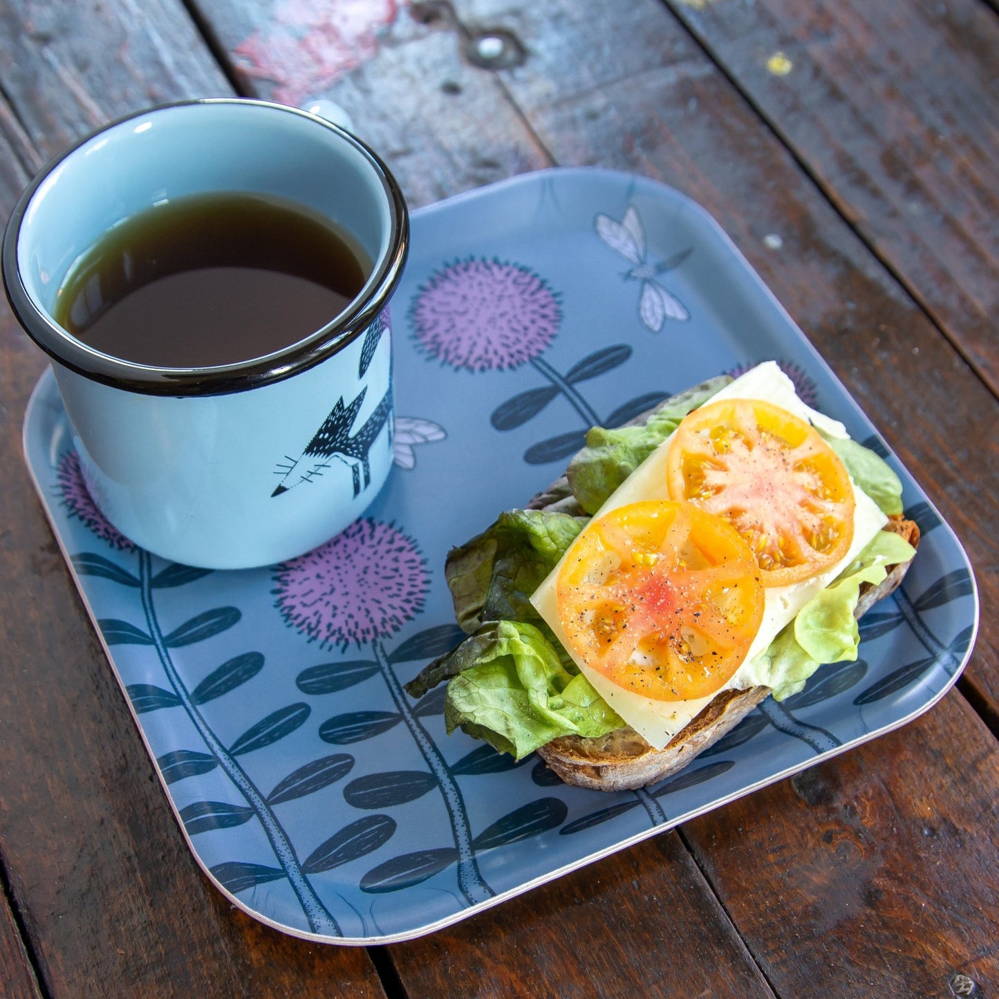 Deko-Tablett aus Holz im schwedischen Design mit Cmig Fuchstasse. Kleines blau-graues Frühstückstablett, ideal genutzt als Teller mit einem belegten Käse-Baguette und unserer handillustrierten hellblauen Emailletasse mit Fuchs-Motiv.