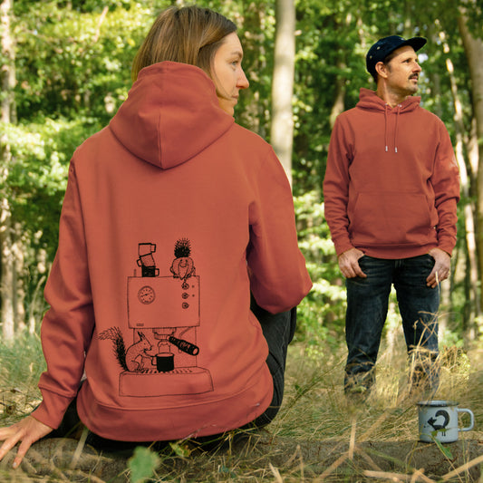 Frau und Mann tragen den CMIG Eichhörnchen Hoodie mit Kaffee-Eichhörnchen Motiv beim Spaziergang im Wald