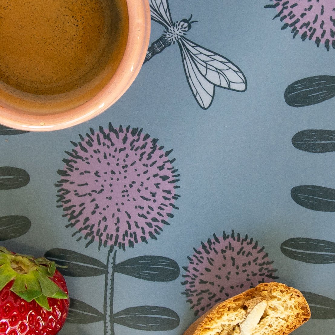 Nahaufnahme von einem bunten Wiesenblumen-Design mit ibelle auf einem blau-grauen Serviertablett. Detailansicht der feinen botanischen Illustration auf langlebiger, wasserunempfindlicher Beschichtung von der schwedischen Insel Öland.