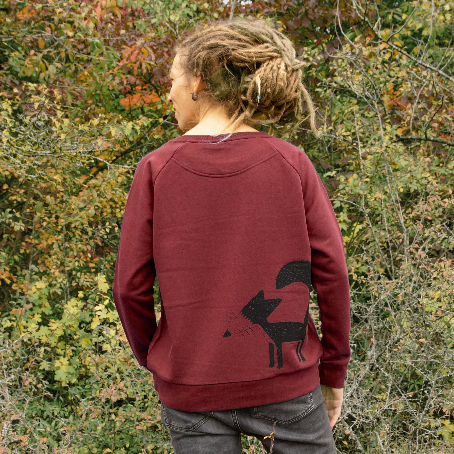 Fuchs Pullover für Damen im lässigen Schnitt mit Raglanärmeln. Das weinrote Burgundy Sweatshirt zeigt den großen Franzi-Fuchs-Backprint in detailreicher Rückansicht.
