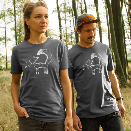 Fuchs T-Shirt im grauen Unisex-Schnitt für Damen und Herren. Eine Frau und ein Mann stehen im Wald und präsentieren das detailreiche Franzi-Fuchs-Motiv als hochwertigen Frontprint auf der Vorderseite.
