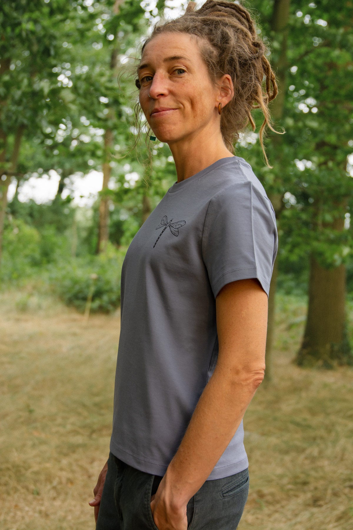 Damen Bio-T-Shirt in Blau-Grau, seitliche Ansicht mit Libellenmotiv auf der Brust
