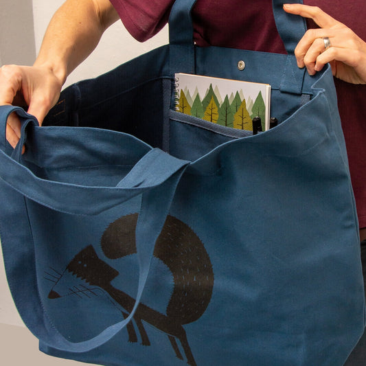 Detailansicht der großen Bio-Fuchs-Tragetasche mit kurzen und langen Henkeln. Die Nahaufnahme zeigt den praktischen Druckknopfverschluss und den hochwertigen Siebdruck.


