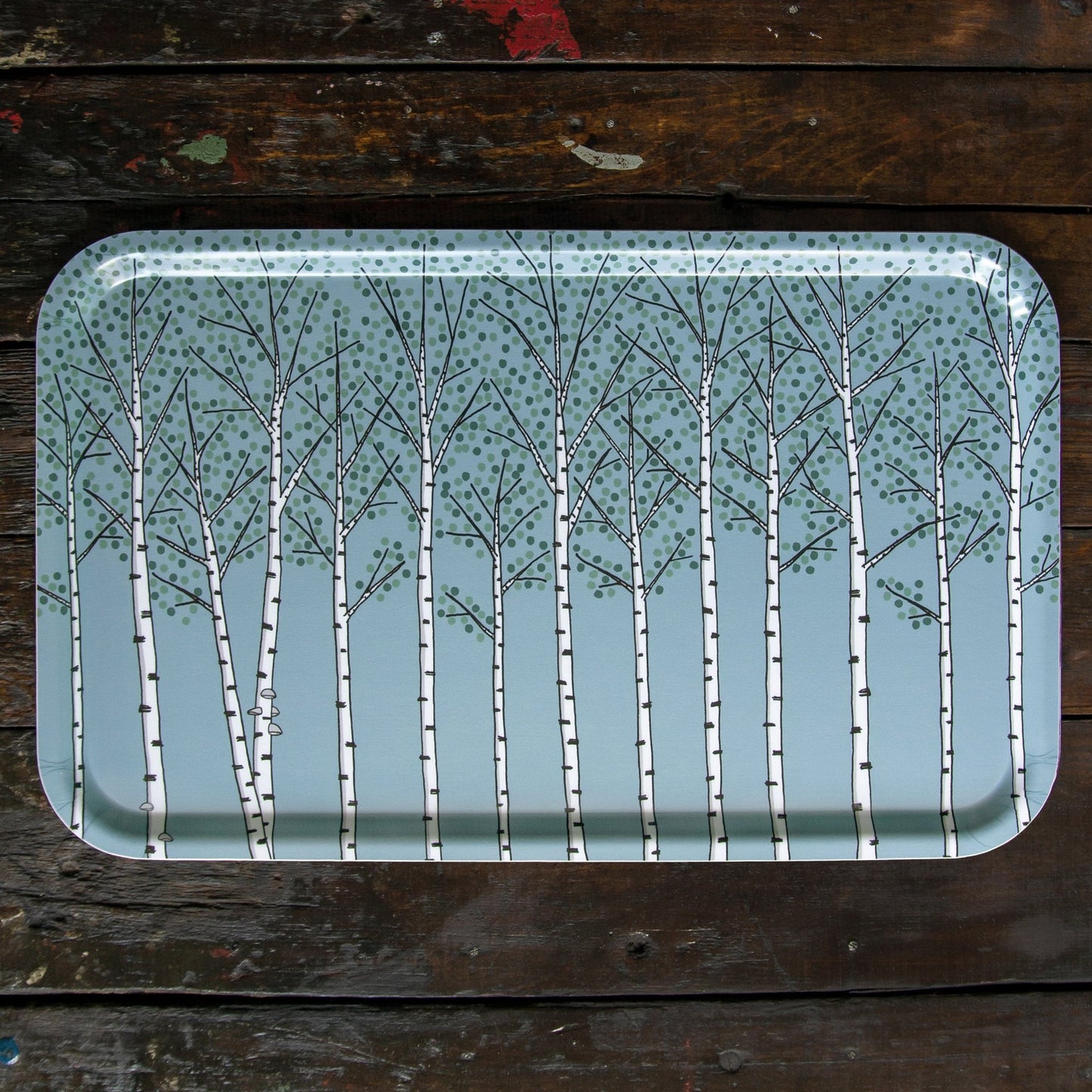 Skandinavisches Design Serviertablett groß und rechteckig mit Pflanzen-Motiv. Handgefertigtes hellblaues Holztablett aus Birkenfurnier im botanischen Natur-Design. Elegantes Deko-Tablett von unserem deutsch-schwedischen Label.