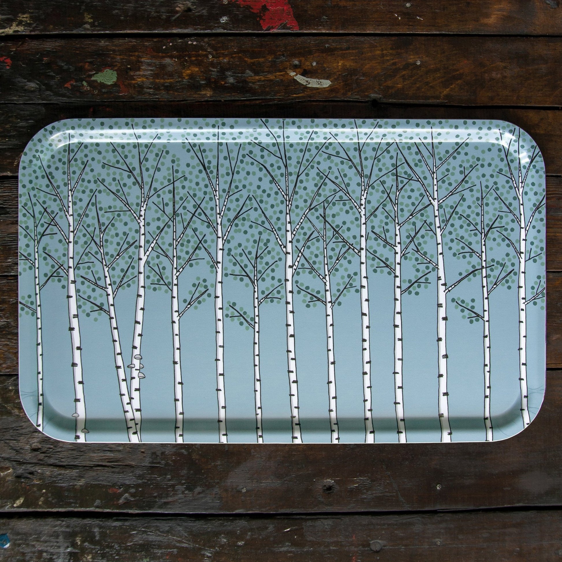Skandinavisches Design Serviertablett groß und rechteckig mit Pflanzen-Motiv. Handgefertigtes hellblaues Holztablett aus Birkenfurnier im botanischen Natur-Design. Elegantes Deko-Tablett von unserem deutsch-schwedischen Label.