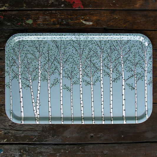 Skandinavisches Design Serviertablett groß und rechteckig mit Pflanzen-Motiv. Handgefertigtes hellblaues Holztablett aus Birkenfurnier im botanischen Natur-Design. Elegantes Deko-Tablett von unserem deutsch-schwedischen Label.