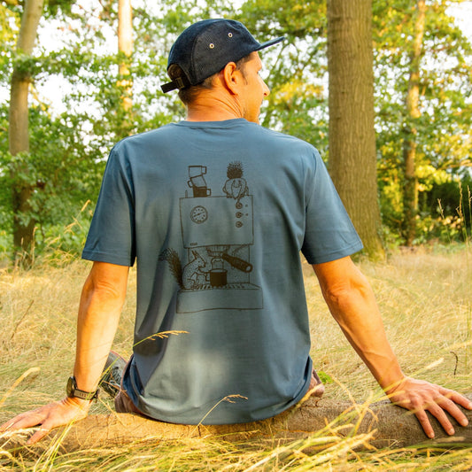 Kaffee T-Shirt Herren mit Eichhörnchen-Backprint im Wald