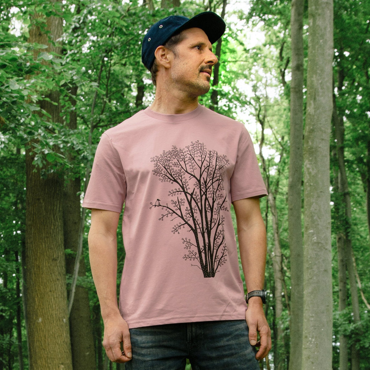 Baum T-Shirt für Herren in Lilac Dream. Ein Mann trägt ein Bio-T-Shirt mit detailreichem Erlenbaum-Motiv als hochwertigem Frontprint auf der Vorderseite.


