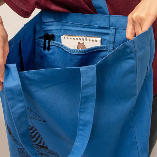 Stoff-Detailansicht der blau-grauen Wiesel Tote Bag. Hochwertiges Urlaubs-Geschenk aus robustem Bio-Baumwoll-Stoff mit präzisen Nähten, handbedruckt im eigenen Atelier in Hannover.
