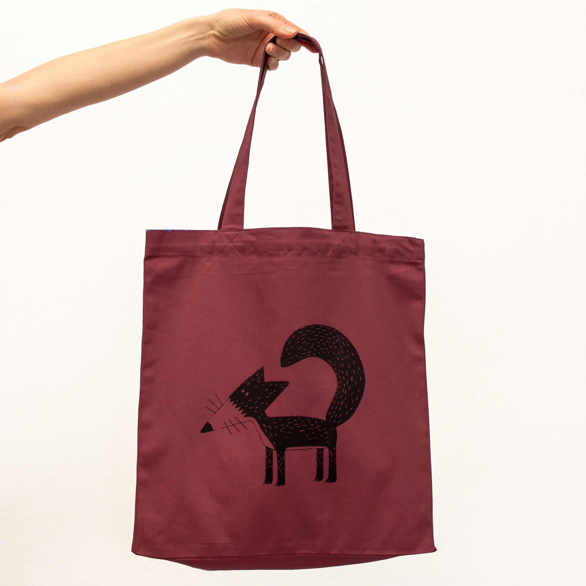 Fuchs Jutebeutel in Burgundy als originelle Geschenkidee für Tierliebhaber. Nachhaltige weinrote Tote Bag aus Bio-Baumwolle mit dem detailreichen Franzi-Fuchs-Motiv.
