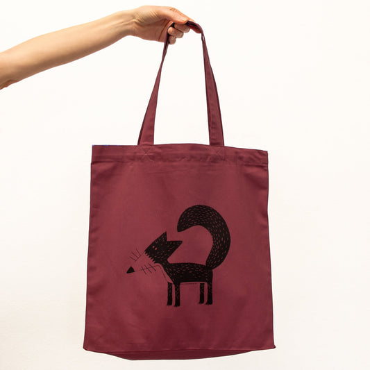 Fuchs Jutebeutel in Burgundy als originelle Geschenkidee für Tierliebhaber. Nachhaltige weinrote Tote Bag aus Bio-Baumwolle mit dem detailreichen Franzi-Fuchs-Motiv.

