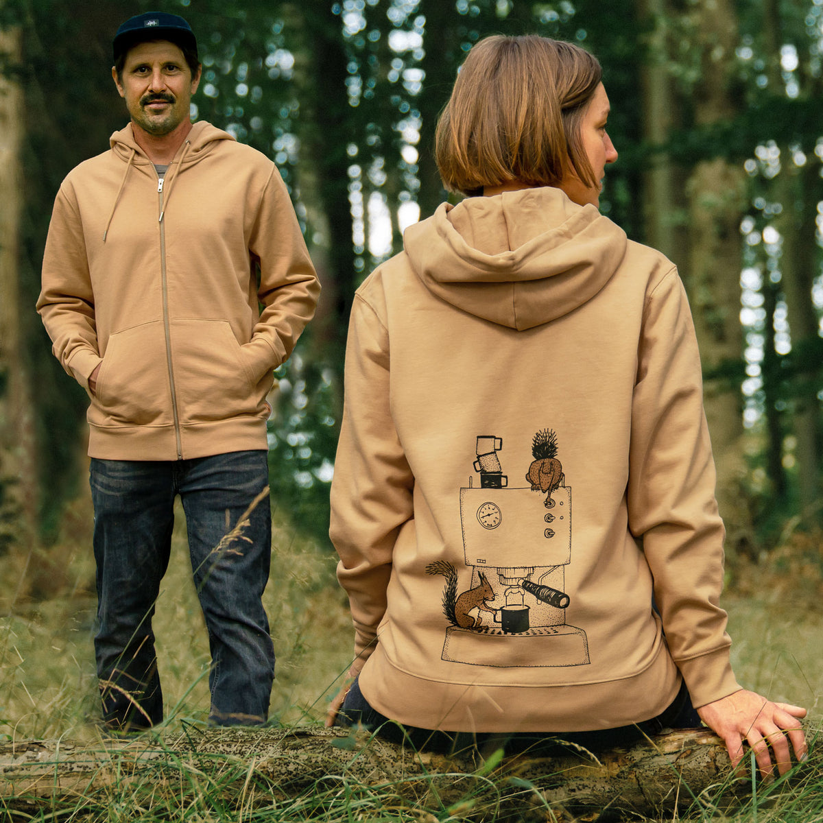 Frau und Mann im Wald mit lattefarbenen Kaffee Pullovern und Eichhörnchen Backprint.