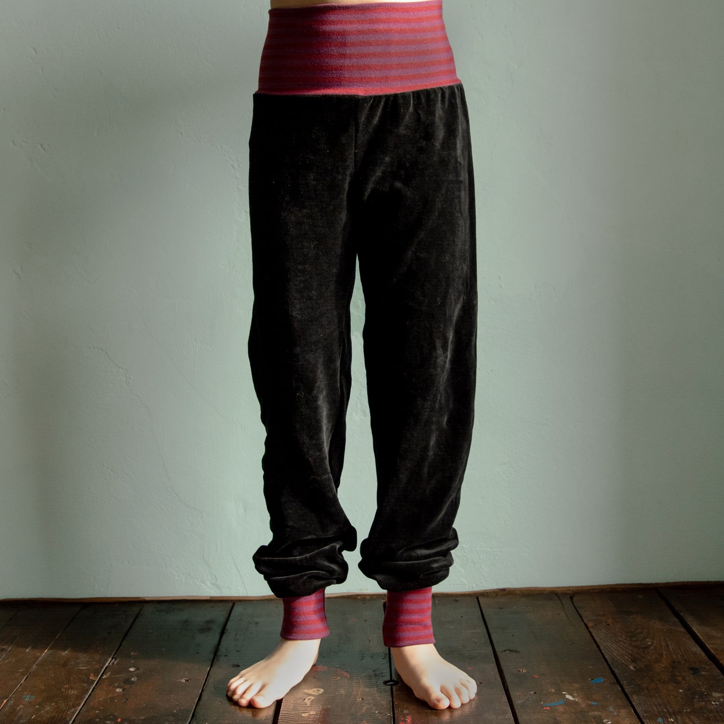 Kinder Nickihose in schwarz / rot-lila 104
