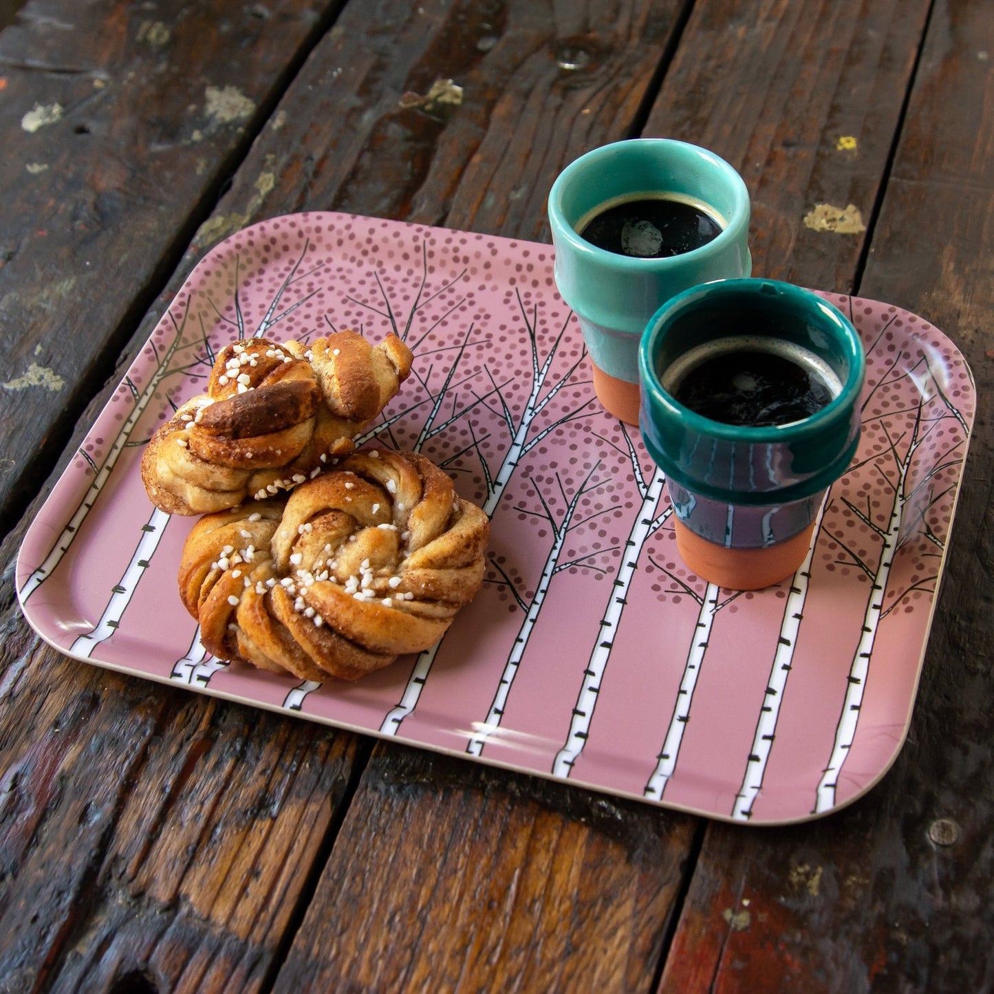 Serviertablett im Scandi-Style aus echtem Birkenfurnier in Altrosa. Kaffee-Tablett aus schwedischer Produktion, das gemütlich auf dem Tisch steht, angerichtet mit Kaffeetassen und schwedischen Zimtschnecken