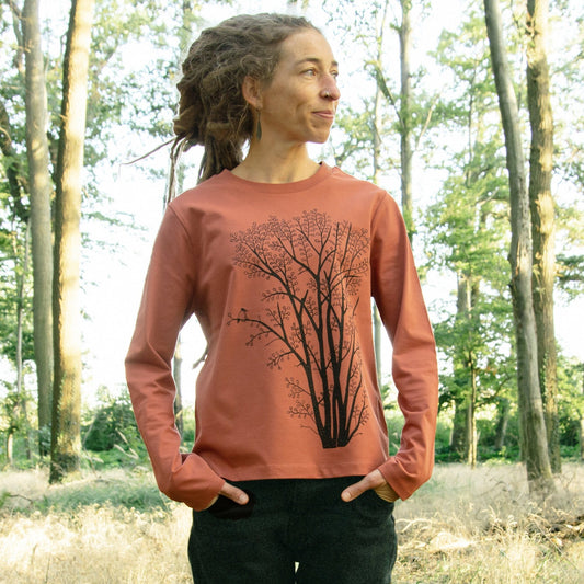 Langarmshirt Baum Motiv für Damen im bequemen Unisex-Schnitt. Die klassische Vorderansicht zeigt das große, detailreiche Erlenbaum-Design als hochwertigen Frontprint auf dem Bio-Oberteil.
