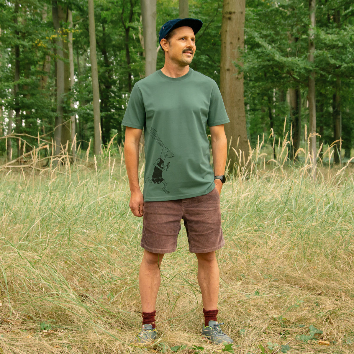 Lustiges T-Shirt für Läufer: Mann mit Laufhasen T-Shirt, großer Laufhase vorne unten links auf dem Shirt.