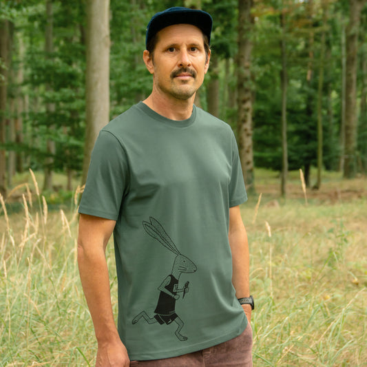 Lustiges Geschenk für Läufer: Mann mit Laufhasen T-Shirt aus Bio-Baumwolle, großer Laufhase vorne unten links auf dem Shirt.