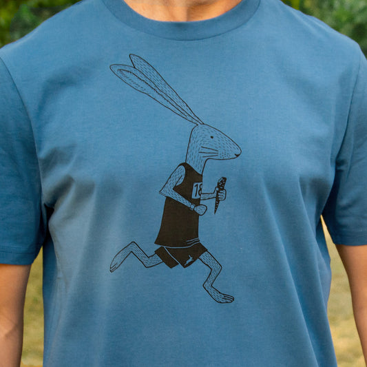 Laufhasen-Motiv im Siebdruck auf Herren Bio-T-Shirt in Mindful Blue, Detailansicht