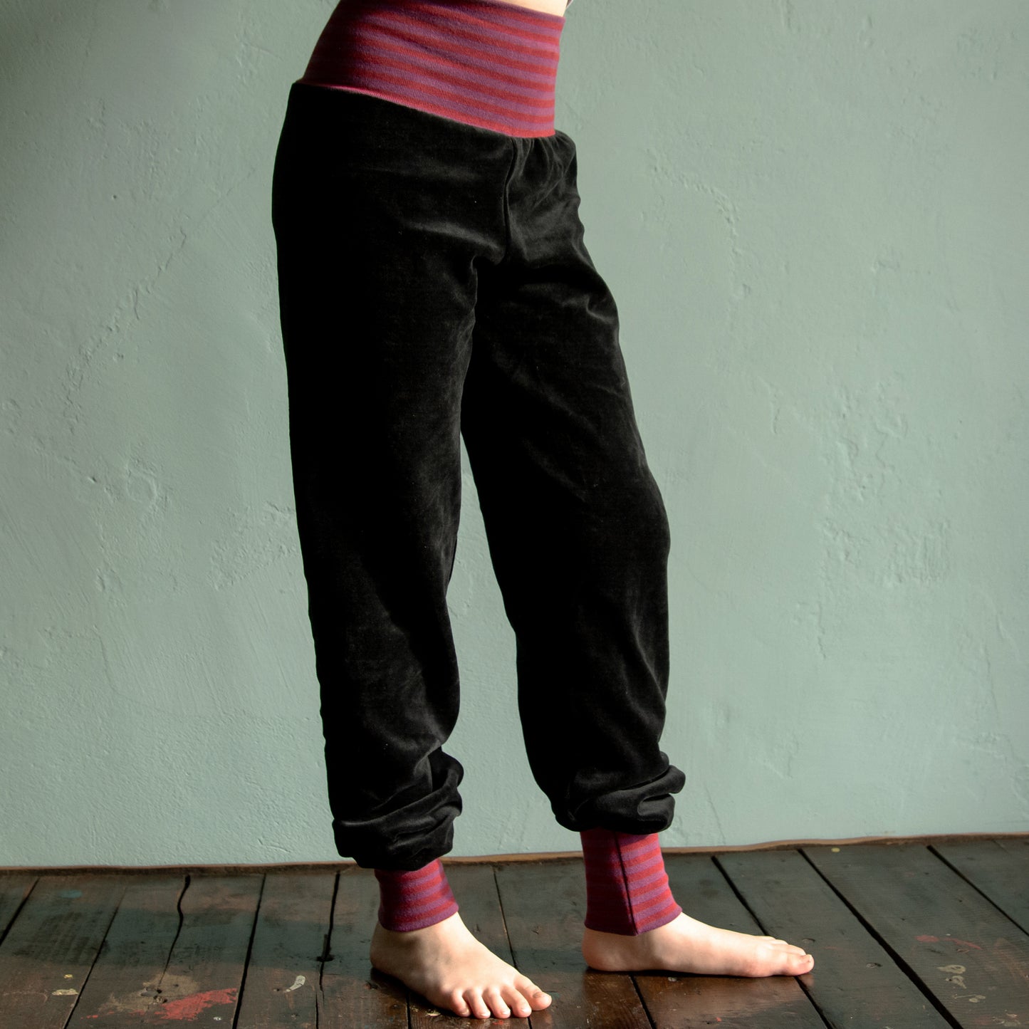 Kinder Nickihose in schwarz / rot-lila 104