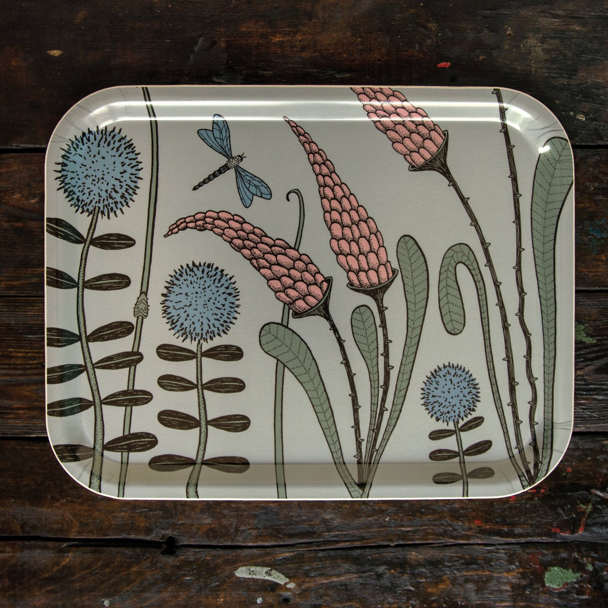 Nordisches Design Serviertablett in Salbeigrün mit floralem Muster und Libelle. Handgefertigtes Holztablett aus Birkenfurnier mit einer märchenhaften Wiesenblumen-Illustration. Elegantes Wohnaccessoire von unserem deutsch-schwedischen Label.