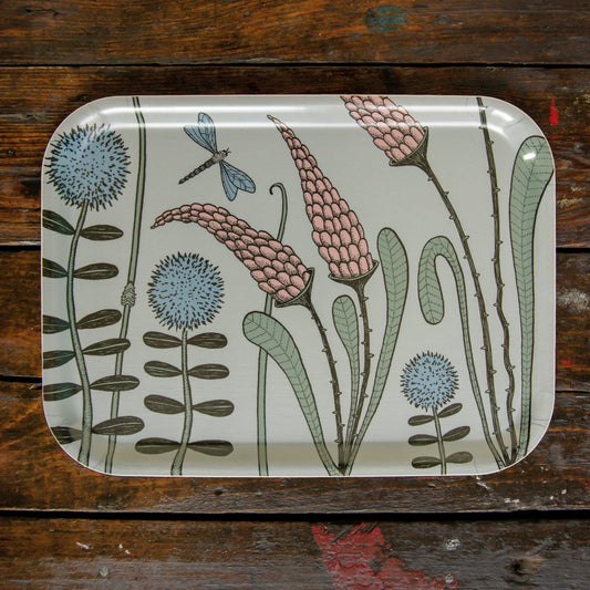 Skandinavisches Design Serviertablett groß und rechteckig in Salbeigrün. Handgefertigtes Holztablett aus Birkenfurnier mit einer märchenhaften Blumenwiese-Illustration und Libelle. Stilvolles Wohnaccessoire von unserem deutsch-schwedischen Label.