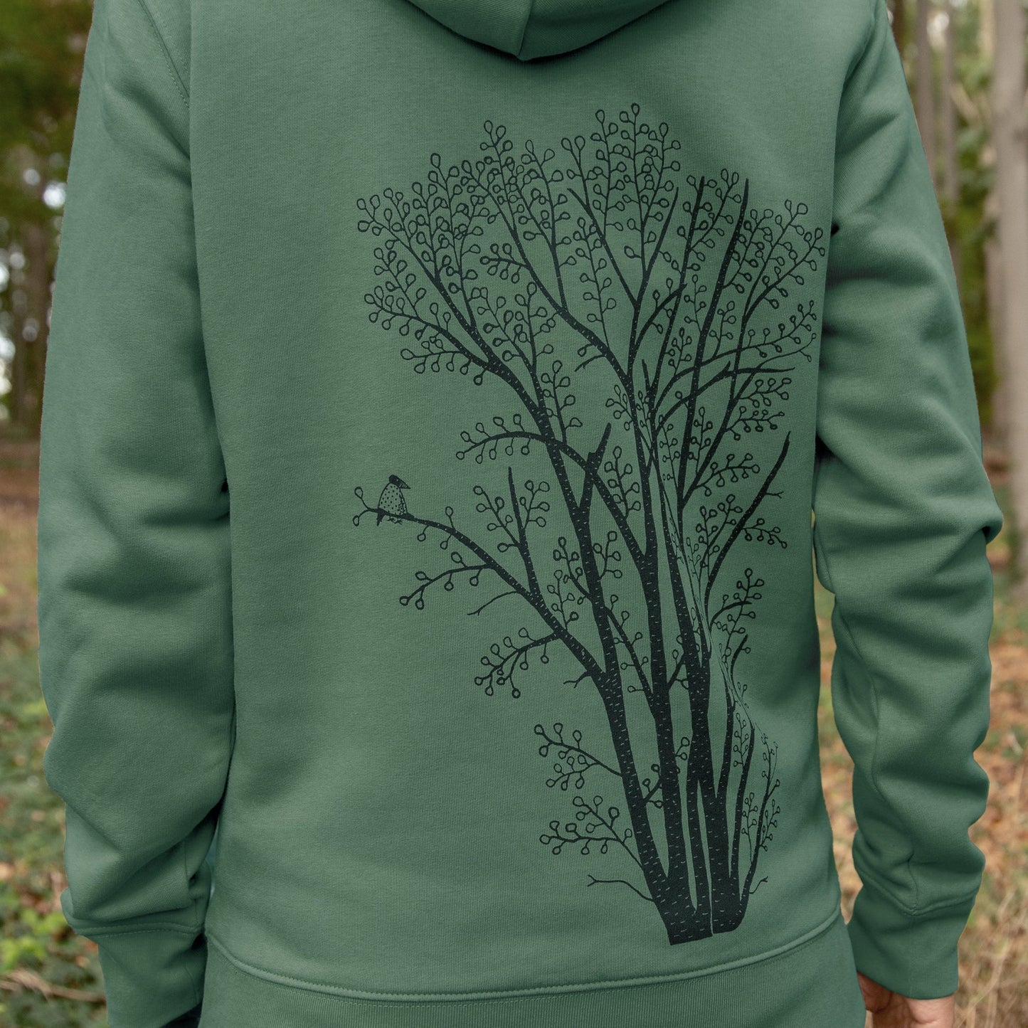 Hoodie Baum Design in der Nahaufnahme. Detailansicht des filigranen Erlenbaum-Siebdrucks mit wasserbasierten Textildruckfarben, handbedruckt im eigenen Atelier in Hannover.
