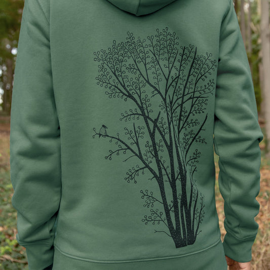 Hoodie Baum Design in der Nahaufnahme. Detailansicht des filigranen Erlenbaum-Siebdrucks mit wasserbasierten Textildruckfarben, handbedruckt im eigenen Atelier in Hannover.
