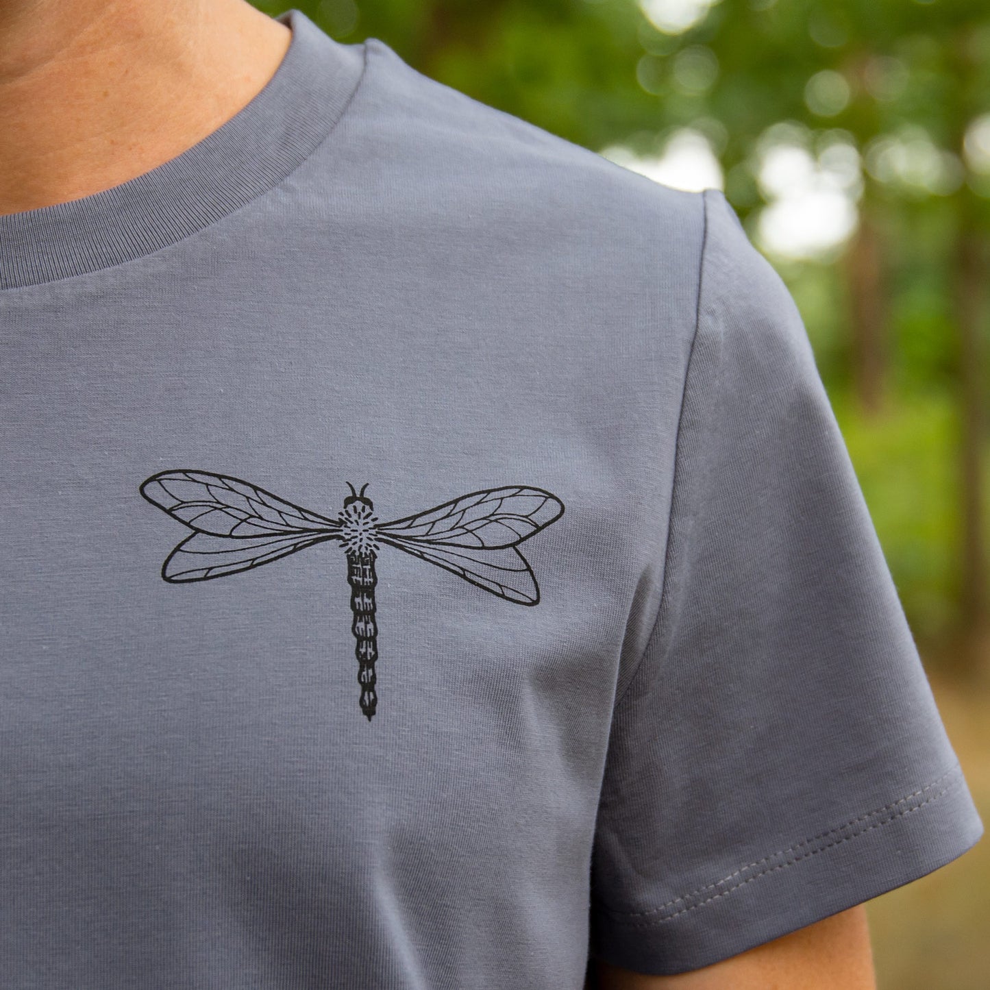 Damen Bio-T-Shirt in Blau-Grau mit deutlich sichtbarem Libellenmotiv auf der Brust, Stoffstruktur im Detail