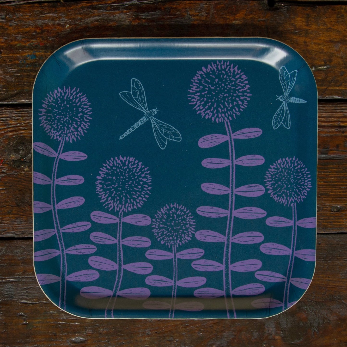 Nordisches Design Deko-Tablett klein und quadratisch in Blau-Lila. Handgefertigte Schmuckschale und Schlüsselablage aus Holz mit buntem Blumenwiese-Muster. Minimalistisches Wohnaccessoire von unserem deutsch-schwedischen Label.