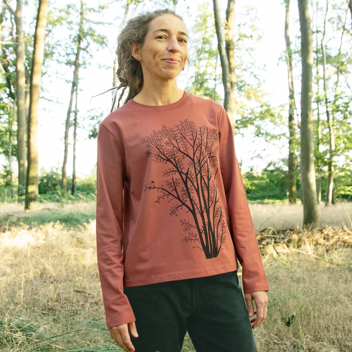 Sweatshirt Baum Print für Frauen aus weicher Bio-Baumwolle. Eine nahe Vorderansicht präsentiert das handbedruckte, gemütliche Alltag-Oberteil aus unserem eigenen Atelier in Hannover.
