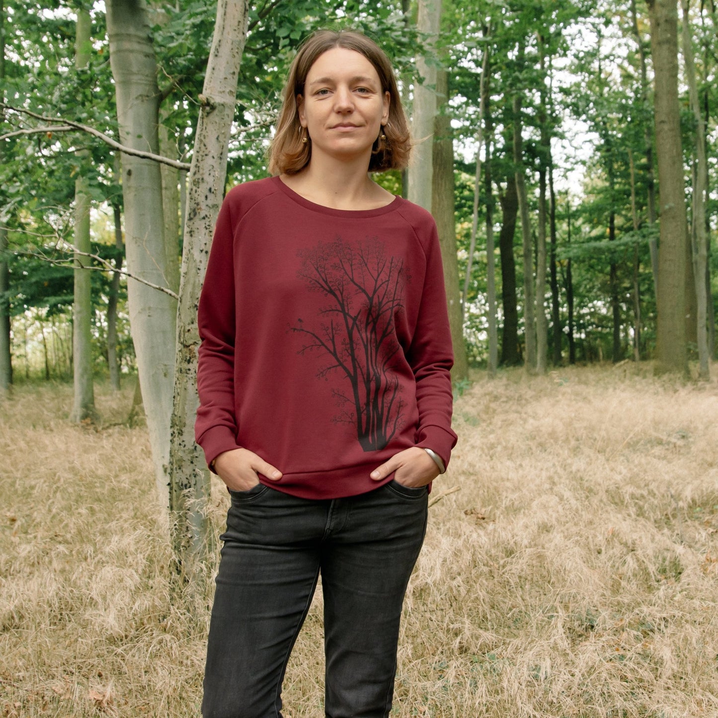 Sweatshirt Baum Print im lässigen Schnitt mit sportlichen Raglanärmeln. Eine nahe Vorderansicht präsentiert das burgundy farbene Bio-Oberteil, handbedruckt im eigenen Atelier in Hannover.
