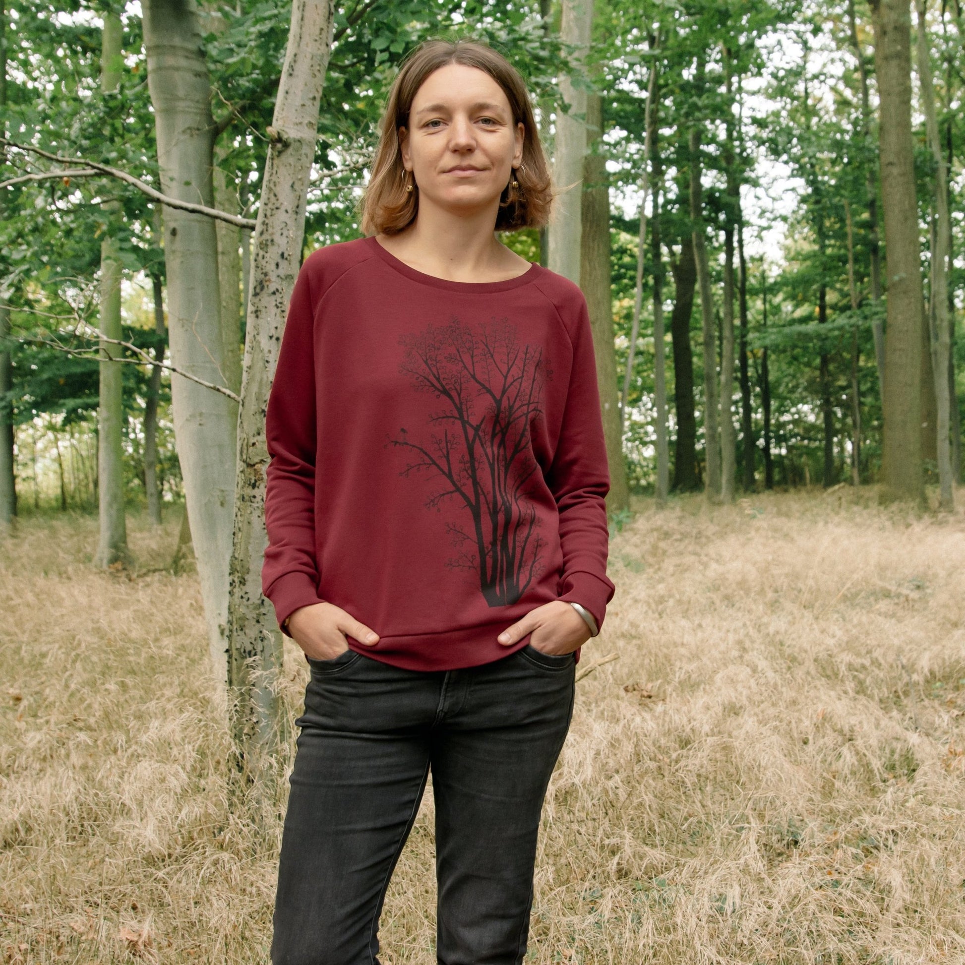 Sweatshirt Baum Print im lässigen Schnitt mit sportlichen Raglanärmeln. Eine nahe Vorderansicht präsentiert das burgundy farbene Bio-Oberteil, handbedruckt im eigenen Atelier in Hannover.
