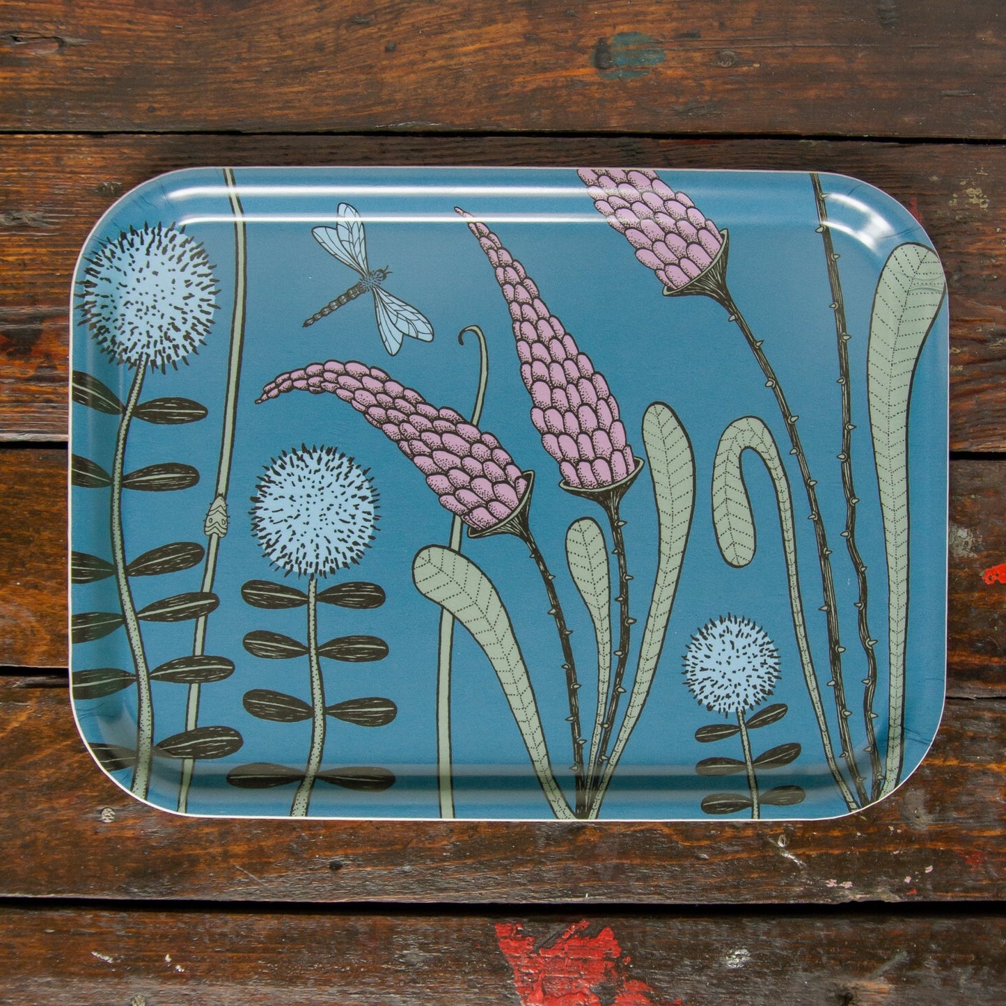 Nordisches Design Deko-Tablett klein und quadratisch in Dunkelblau. Handgefertigte Schmuckschale und Schlüsselablage aus Holz mit buntem Blumenwiese-Motiv und Libelle. Minimalistisches Wohnaccessoire von unserem deutsch-schwedischen Label.